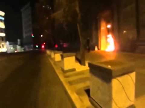 Художник, который приколотил свои половые органы к Красной площади, поджег дверь ФСБ ВИДЕО