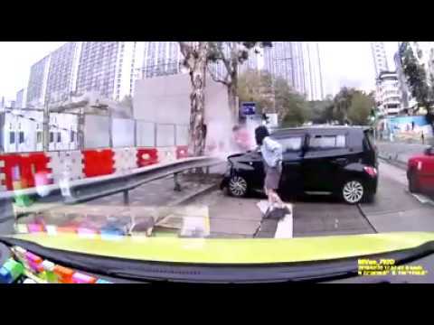 意外系列：私家車車住條女高速掟彎撞欄，嚇到路人彈起（轉載）