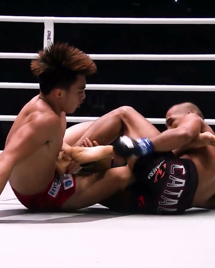 The ONE Strawweight MMA World Title battle between Joshua Pacio and Rene Catalan was INTENSE! ?
