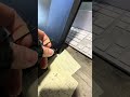 Chargement d’une dalle d’un ordinateur portable, le doux bruit du plastique…