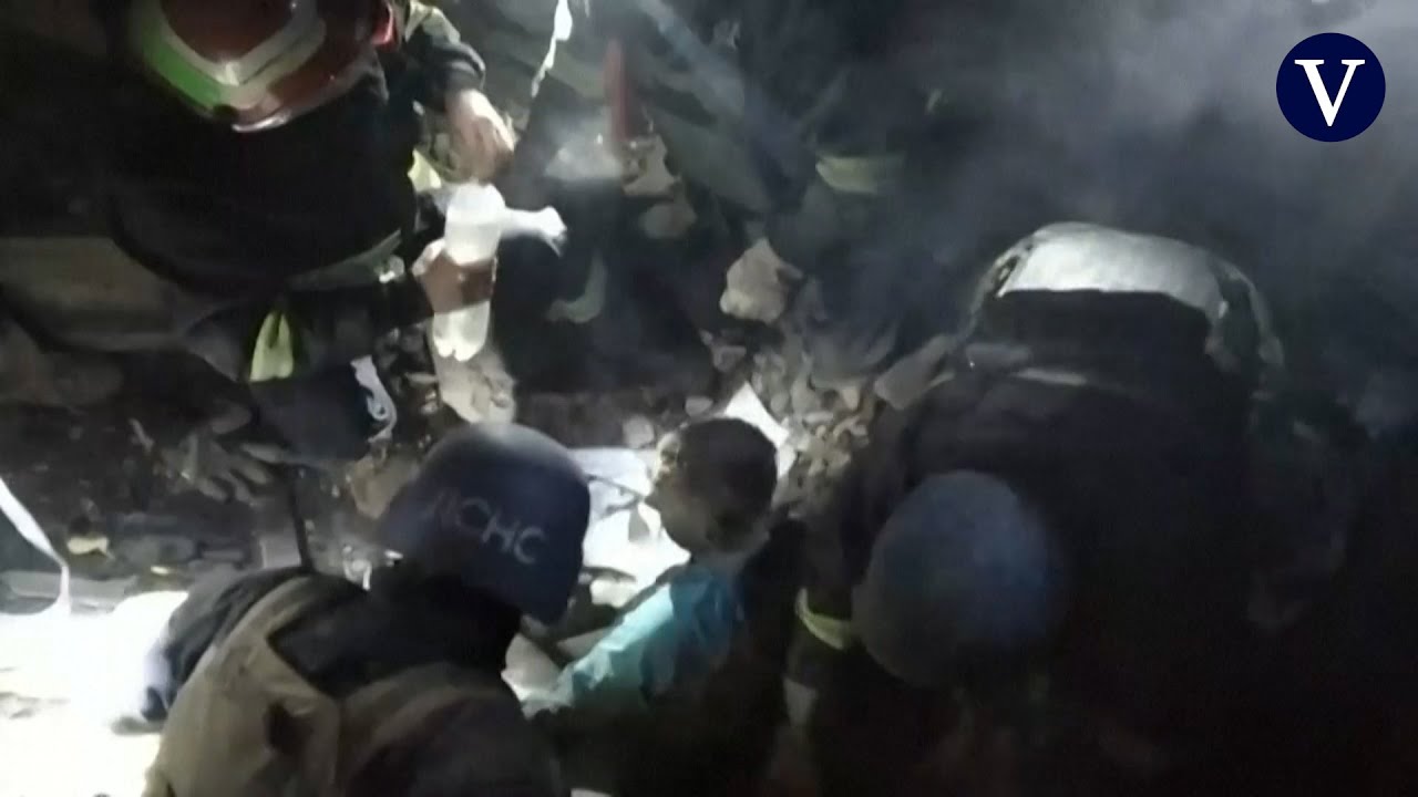 Los servicios de emergencia rescatan a un hombre de los escombros de un ...