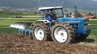 Traktor Pflug - Ford County 1124 und Ford TW 25 bei der Arbeit mit Pflug