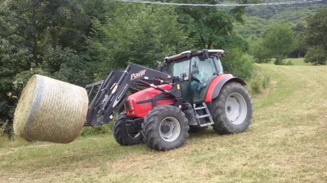 Scatto Verticale Della Balla Di Fieno in Un Campo Immagine Stock Scatto Verticale Della Balla Di Fieno in Un Campo Immagine Stock