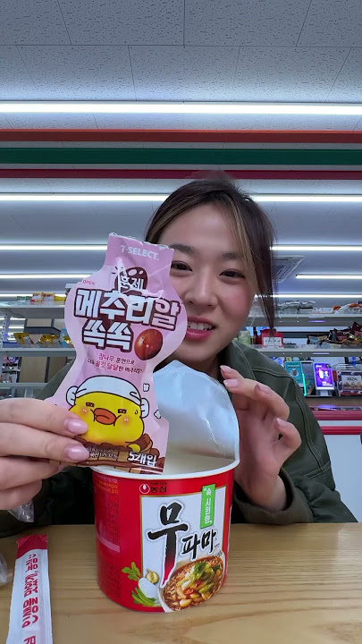 I can eat triangle kimbap everyday #conveniencestore #koreanmukbang