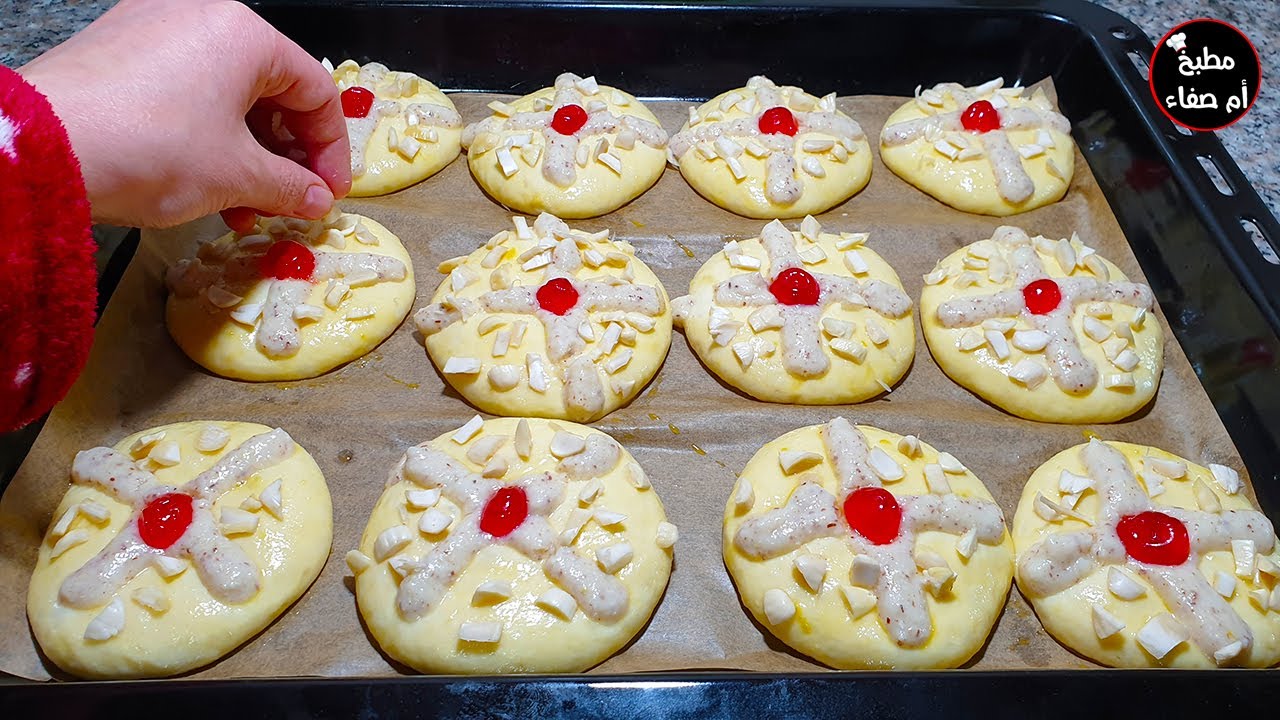 بريوش بدون عجن او دلك بالملعقة فقط كيجي مقطن وخفيف فحال الريشة اسهل واسرع مايمكن ليك تحضري