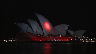 豪オペラハウスで日の丸のライトアップ、安倍元首相を追悼