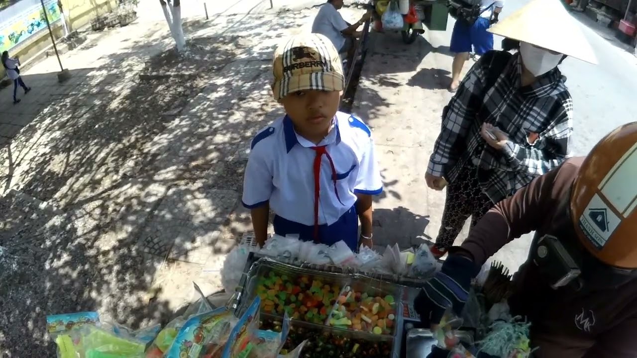 Ăn vặt tại Trường Tiểu Học Nông Trường Quốc Doanh Sông Đốc