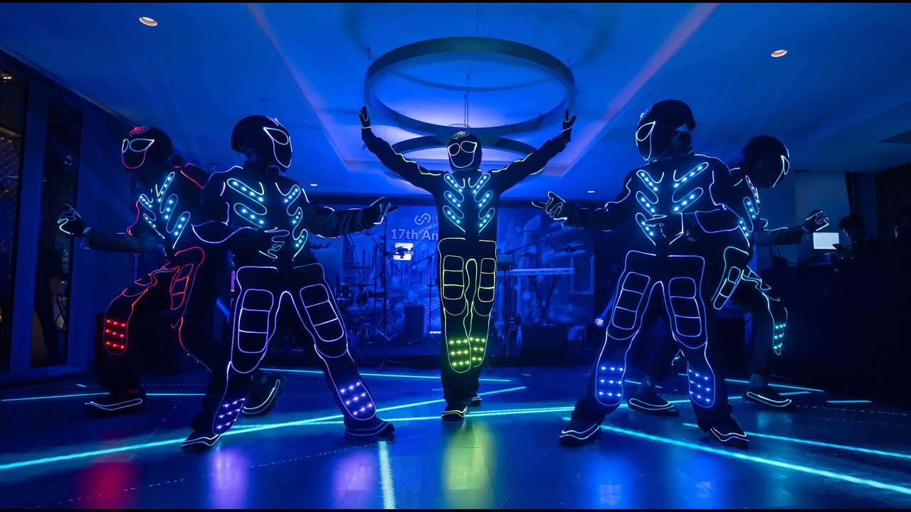 Вечеринка в честь 17-летия: «Футуристическая элегантность: ночь в 2050 году»