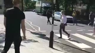 Vídeo de Sir Paul McCartney crossing Abbey Rd today