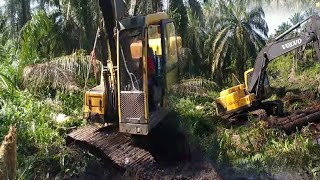 Excavator terjebak kehabisan gambangan,