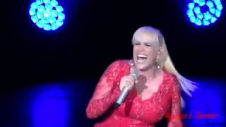 Video thumbnail of "VALERIA LYNCH - Es este un amor distinto (Gran Rex 2018)"