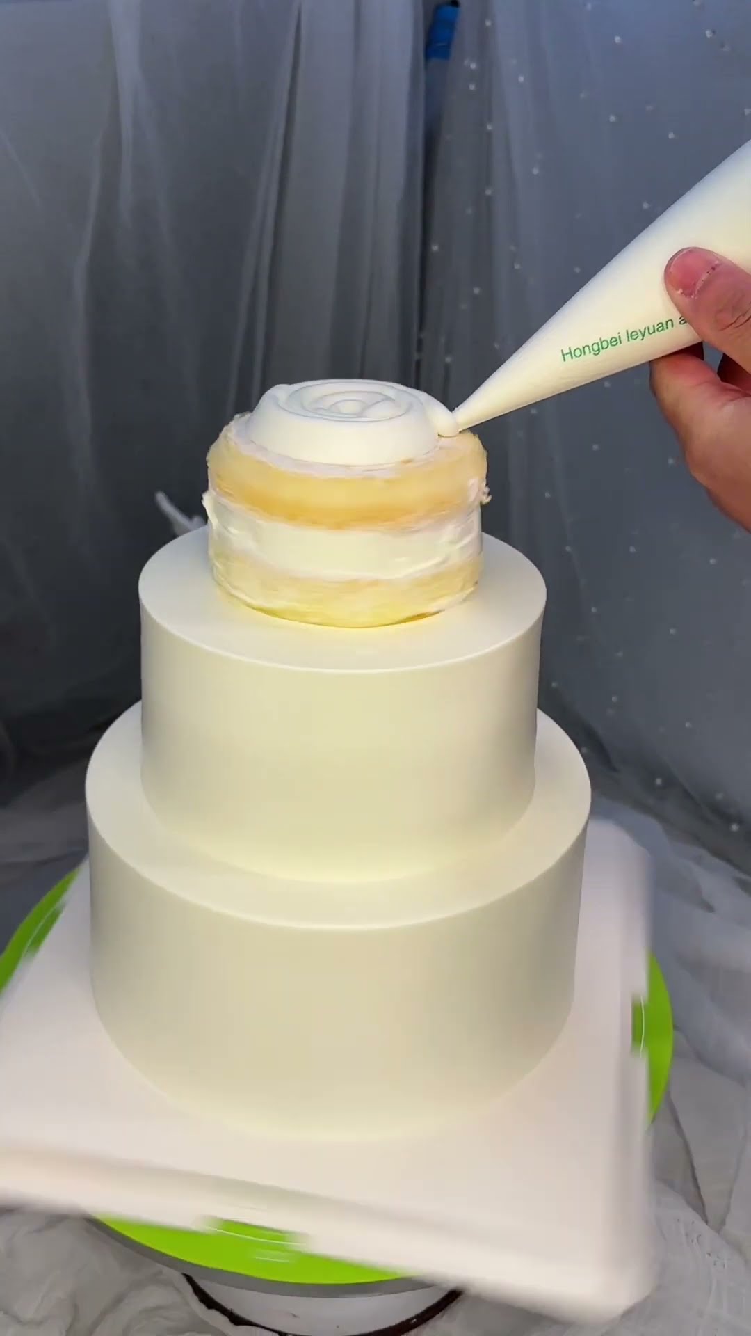 Cake coating production process technical training step by step teaching cake ? three-layer gradient