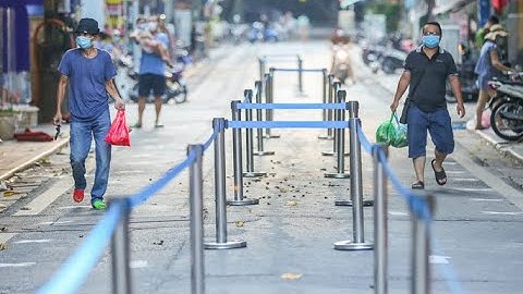 “Chợ nhà giàu” ở phố cổ Hà Nội mở cửa trở lại, người dân mua đồ ăn qua vách ngăn