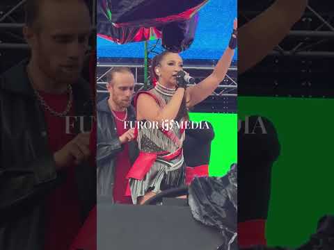 Ольга Бузова готова петь при любых обстоятельствах. На концерте VK певица не могла настроить звук