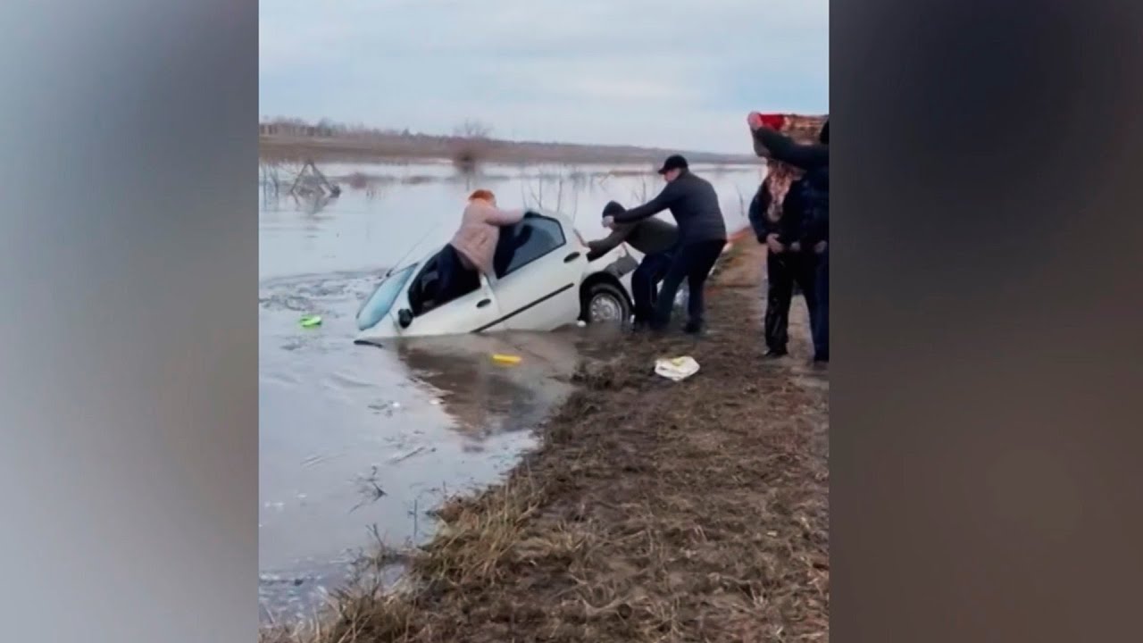 Машина с людьми утонула в паводковых водах на Алтае