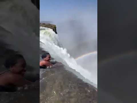 Видео: Жизнь на грани: плавание в бассейне Дьявола, водопад Виктория