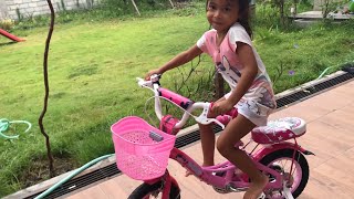 shanti dan shindi bermain sepeda di samping rumah