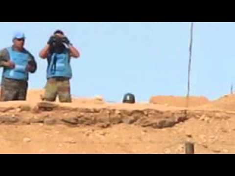 جنود مغاربة رفقة جنود المينورسو من وراء جدار العار الذي يفصل الصحراء الغربية