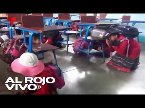 Niñas se esconden bajo sus pupitres para protegerse de disparos cerca de escuela en Guatemala