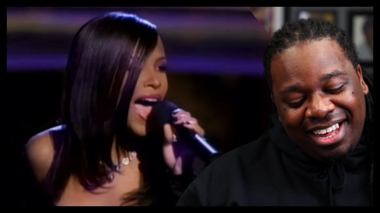 Преподаватель вокала наслаждается нежным вокалом Алии в фильме «Путешествие в прошлое» на церемон...