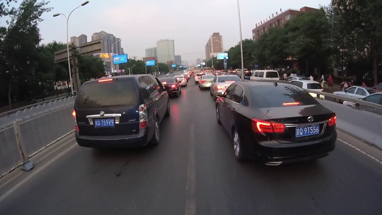 Urgent clear the way for Red Cross Ambulance in traffic jam//紧急为救护车开道