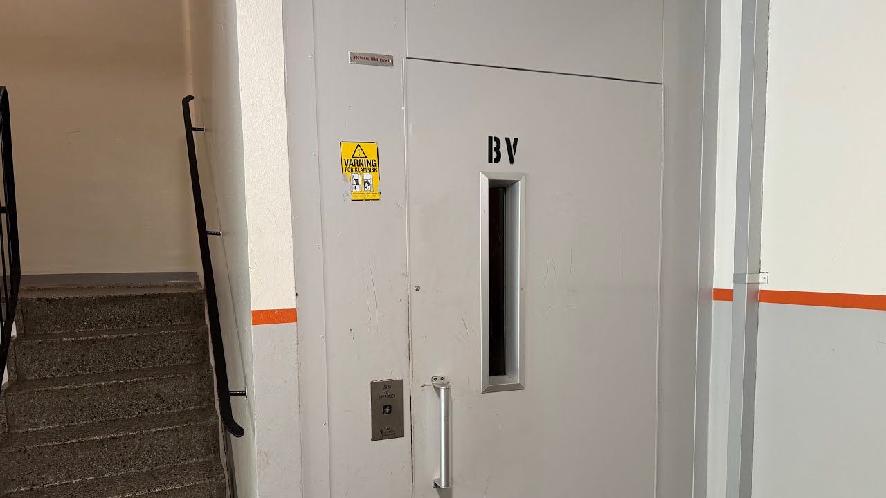 Södertälje Hisservice (Kone M-Series) Elevator @ Fornhöjdsvägen 68, Fornhöjden, Södertälje, Sweden.