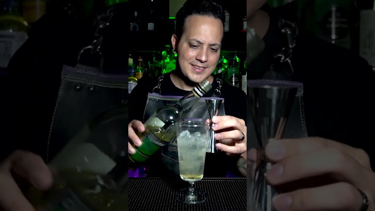😱 El ULTIMO bartender sobre la tierra 🌎 #shorts