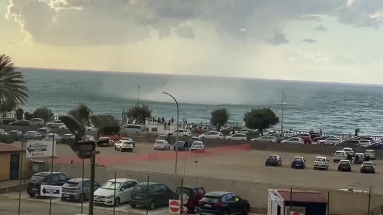 Cefalù, tromba d'aria in spiaggia: panico tra i bagnanti