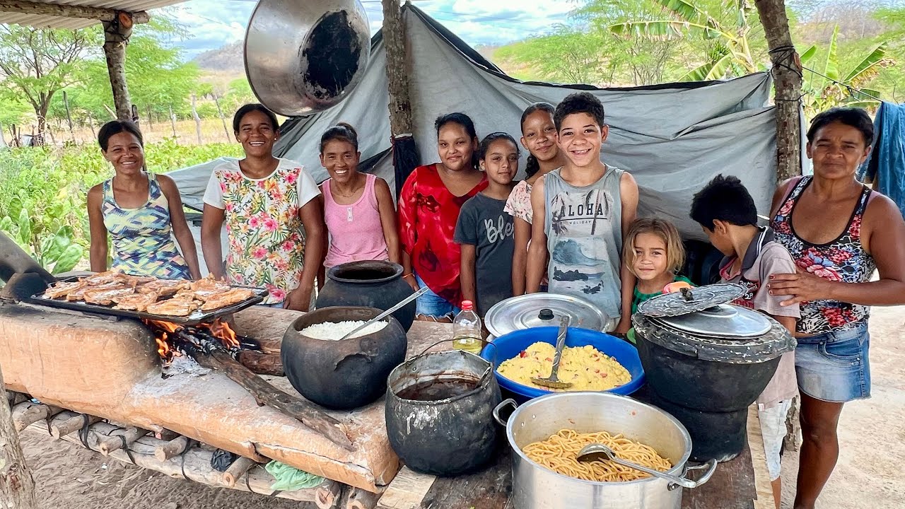 ALMOÇO NA ROÇA, COMUNIDADE SANHARÓ FAZENDO O TELHADO DA CASA DE 