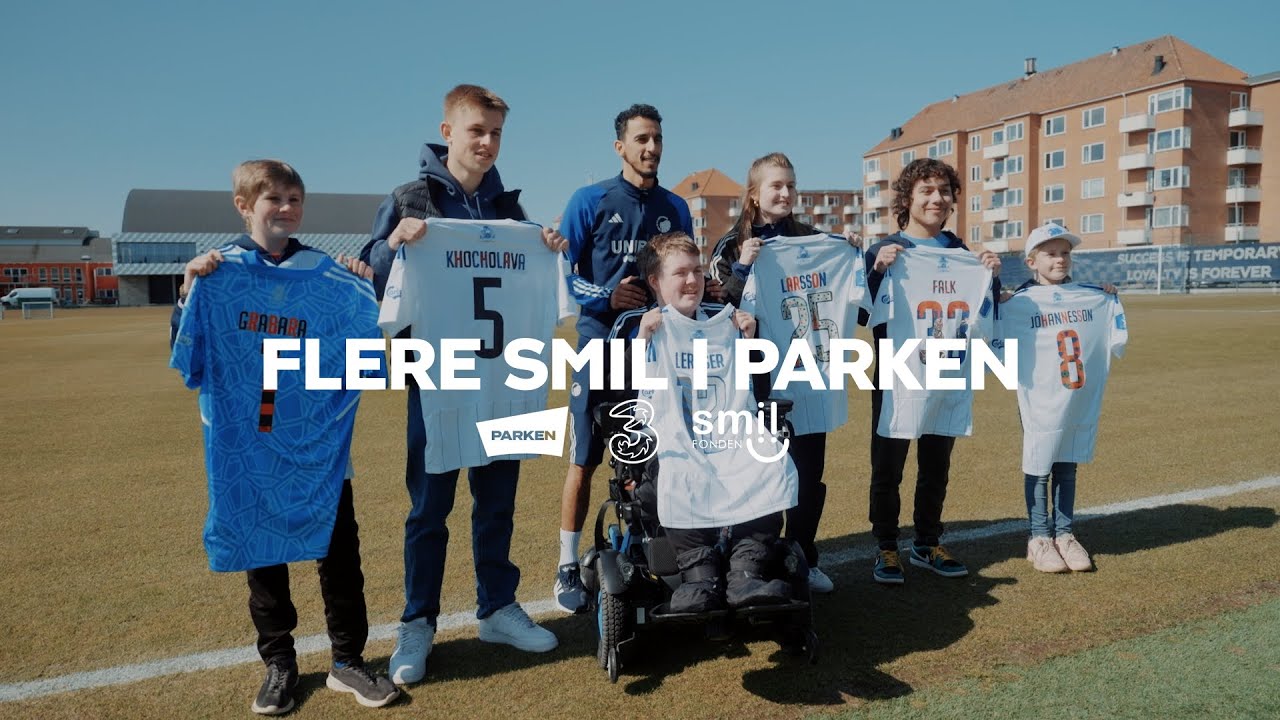 Spillerne får deres særlige SMIL-trøjer at se