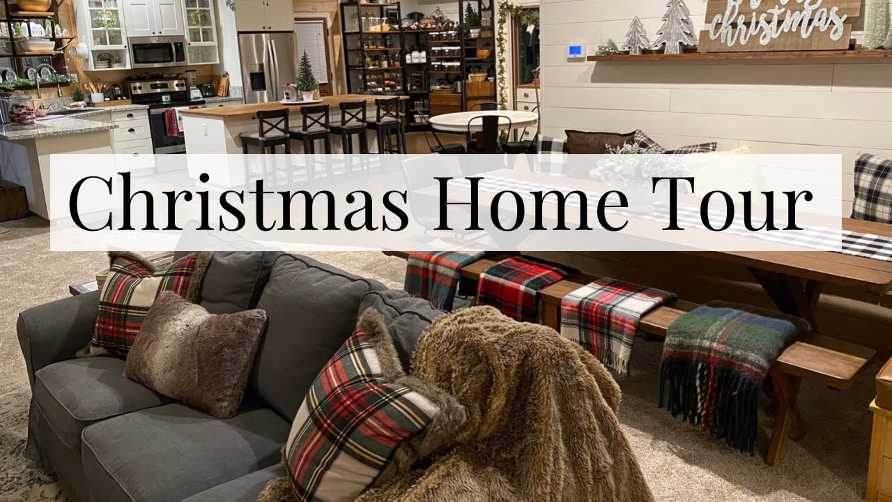 Рождественский тур по домам 2020 года — Большая комната фермерского дома, украшенная вещами из се...