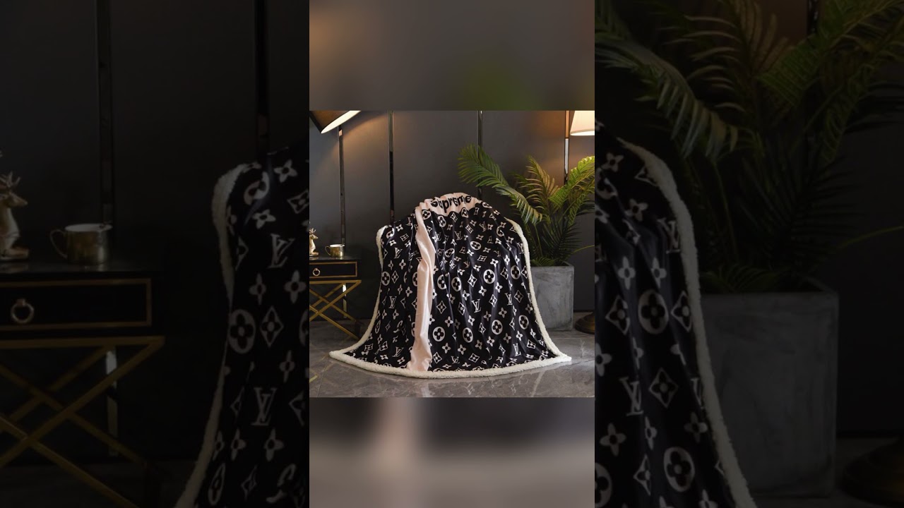 LV trendy brand lamb fleece blanket！