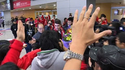 Record signing footballer Oscar lands in Shanghai to join SIPG - DayDayNews