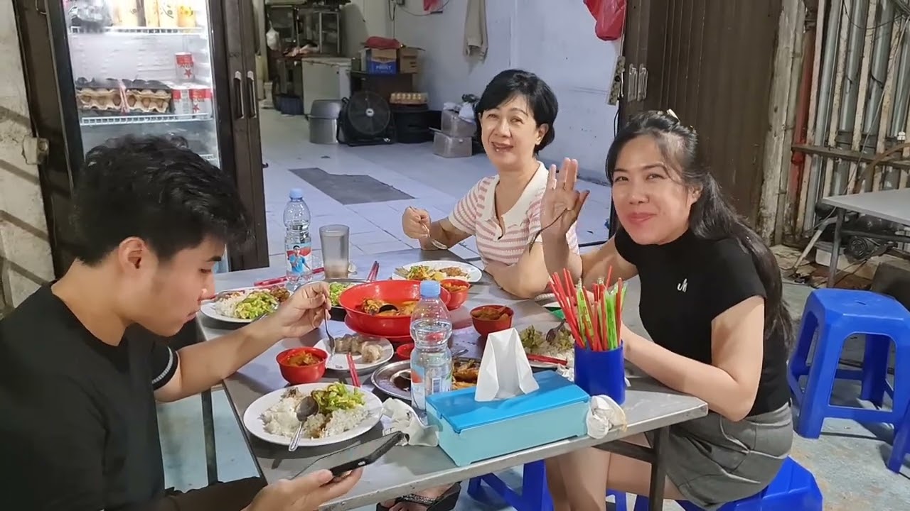 Makan bersama Anak dan cucu