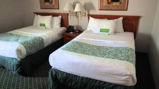La Quinta Inn & Suites St. Louis Westport, MO Guest Room Walk Through Tour