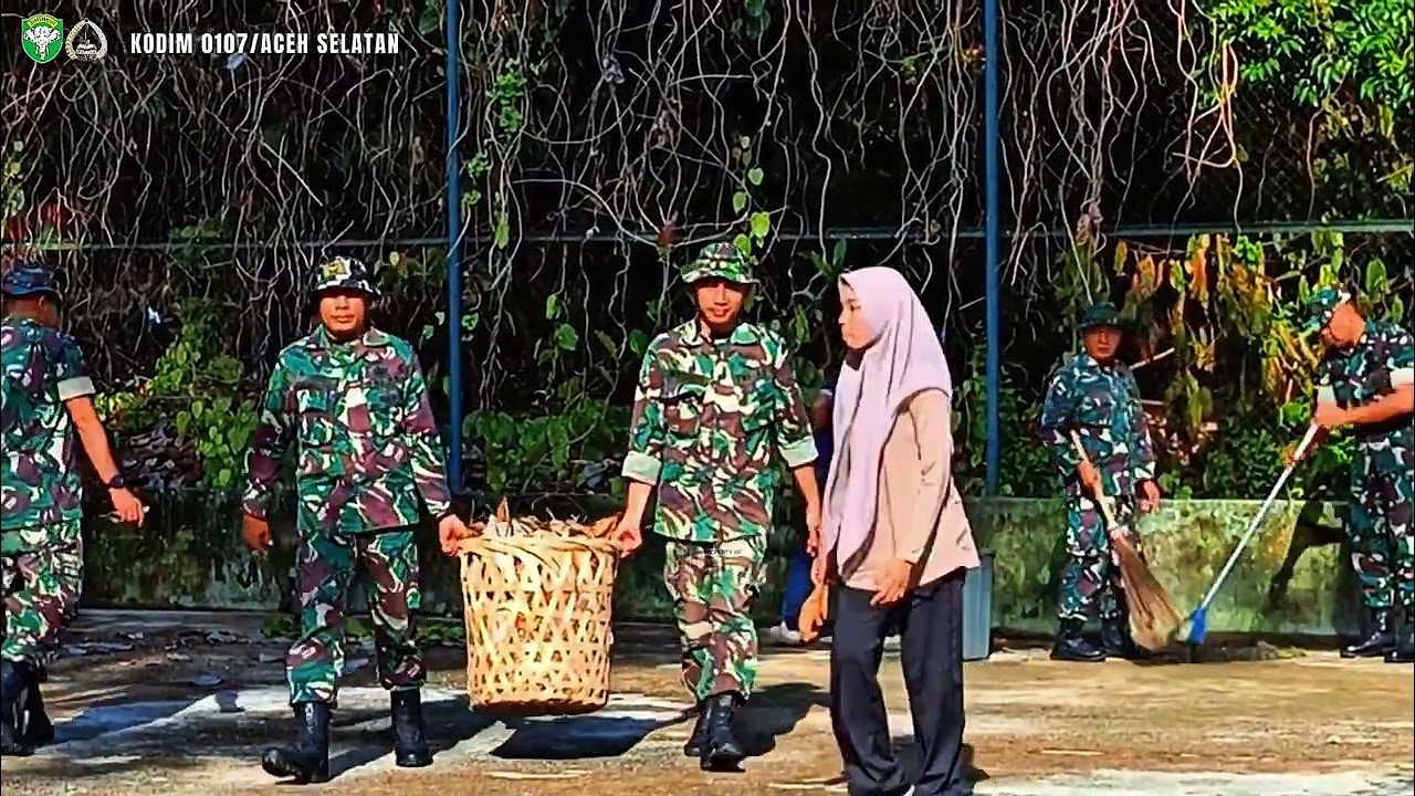 Gotong royong pembersihan lingkungan#tni #tniad #tnidihatirakyat #gotongroyong 