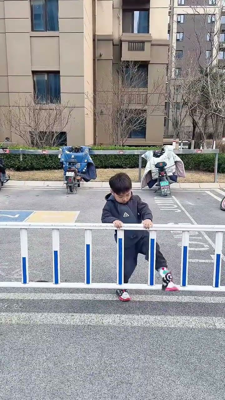 测试一下儿子的应变能力，没想到小家伙还挺聪明！#呆萌小米宝#萌娃#熊孩子