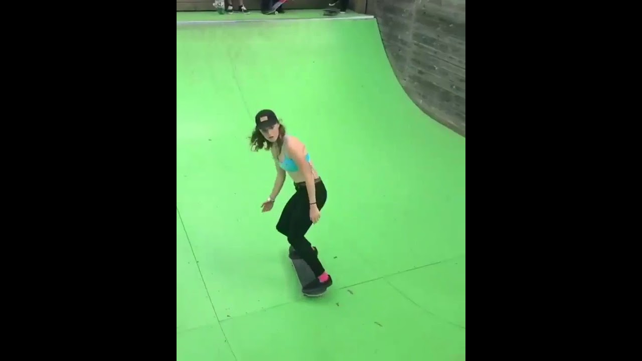 Aimee Massie detonando la mini