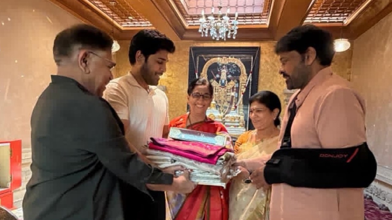 Allu Sirish Gave 1st Invitation To Megastar Chiranjeevi | Chiranjeevi Hand Injury | Nakshatra News