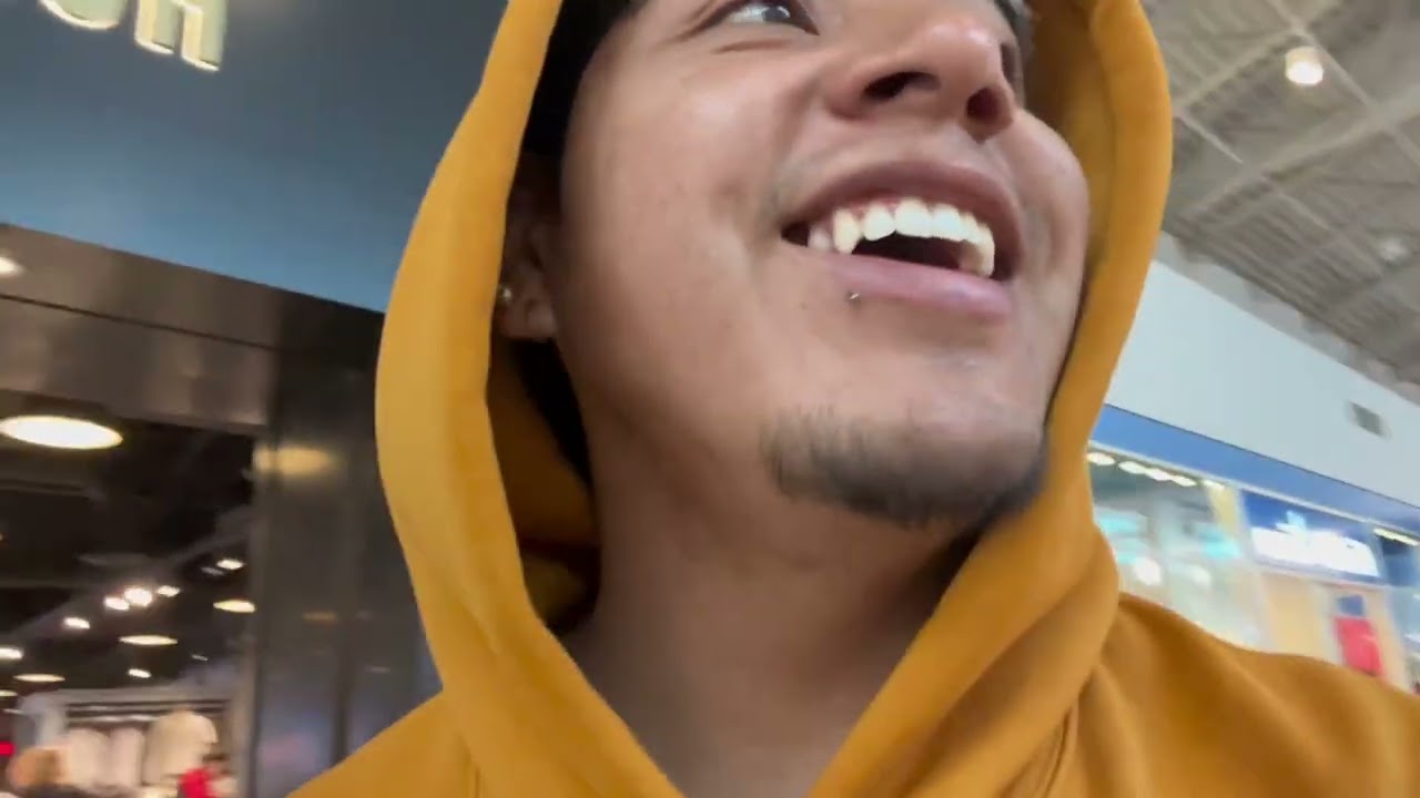 Paseando por moll de Elizabeth Newark con mi amigo comiendo palomitas