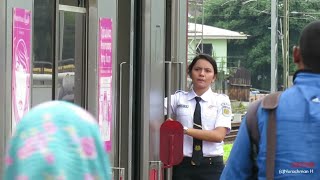 Petugas Pelayanan Kereta (PPK) KRL Commuter line 4 ll ジャボタベクの車掌 4