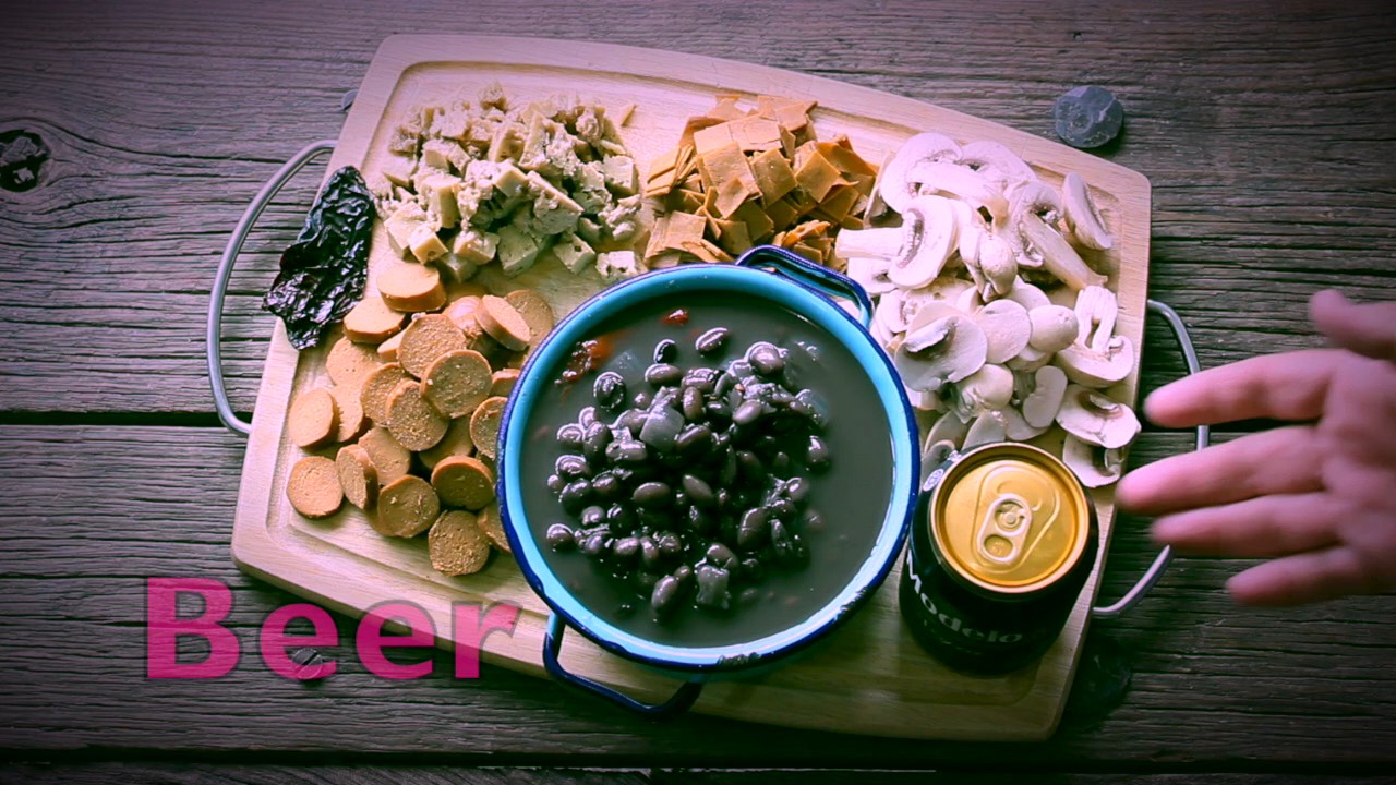 Sean y Julio make Frijoles Charros