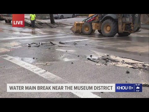 Water main break closes part of Bissonnet Street - YouTube