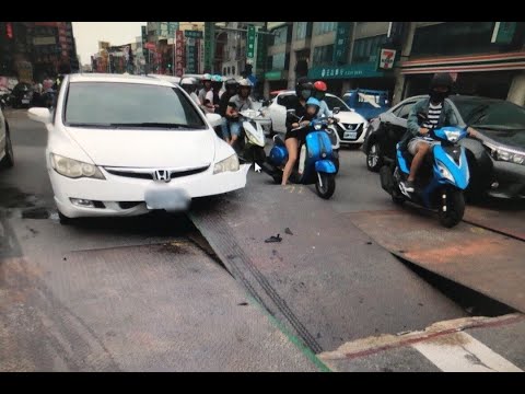 台南市永康區中華一路鐵板突翹起 白色轎車遭「暗算」