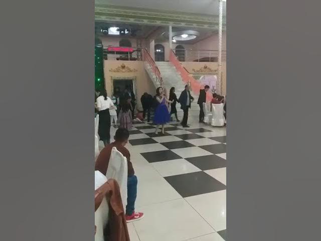 Олар бейнелерді әр тесікке салып жатыр.