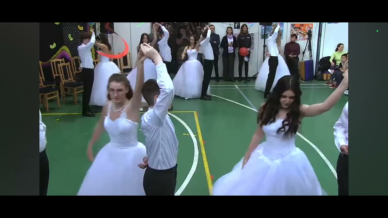 A 8.b farsangi nyitótánca az Óbudai Harrer Pál Általános Iskolában