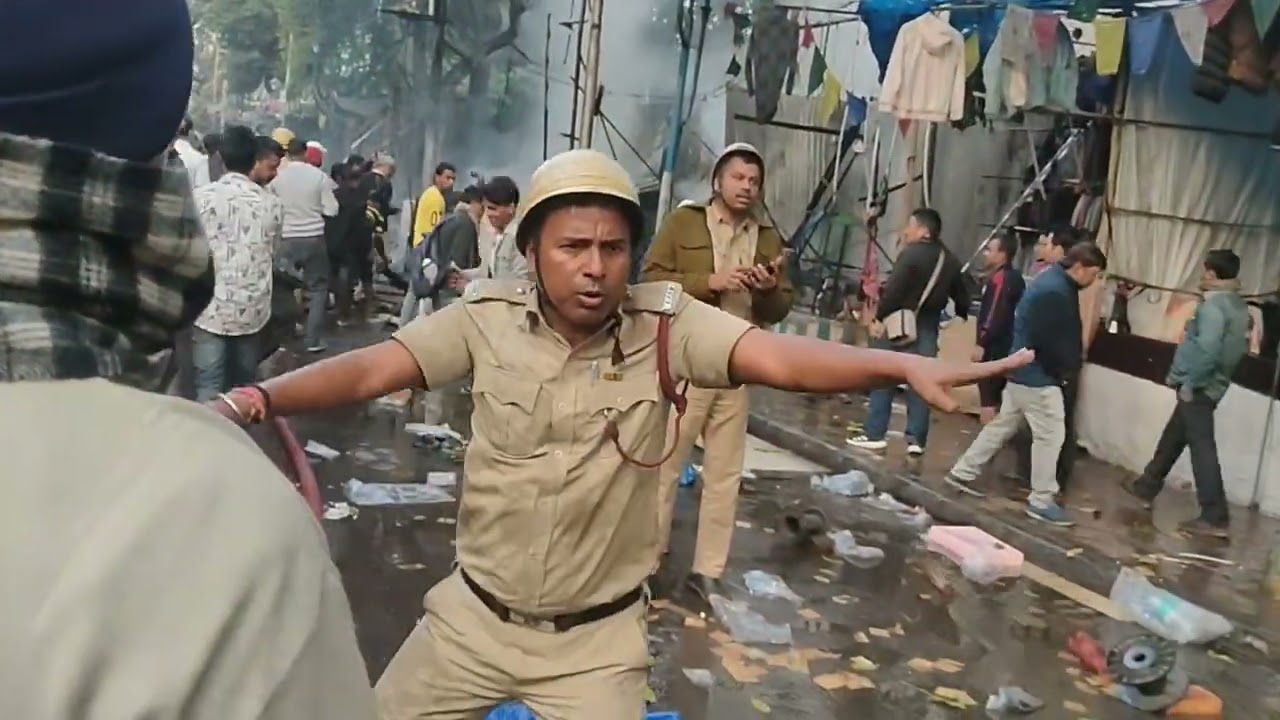 “Wellington Market Crossing Kolkata Catches Massive Fire 🔥 | Chaos, Smoke & Panic”