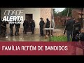 Bandidos em fuga fazem família refém