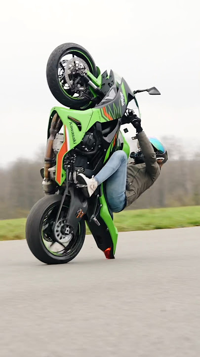 Scrape 🔥🔥 #bike #motorcycle #stunt #kawasaki #dafy #michelin #scorpionhelmet