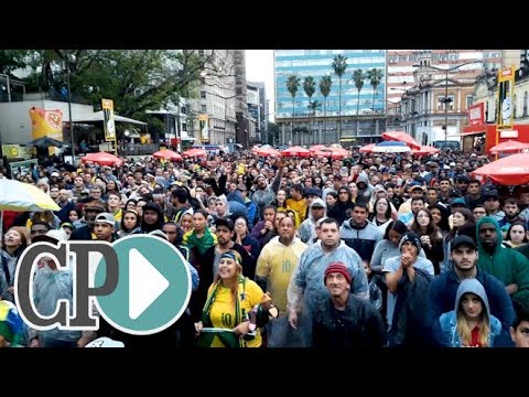 Abaixo de chuva, torcedores acompanharam jogo da Seleção em Porto Alegre torcida do gremio